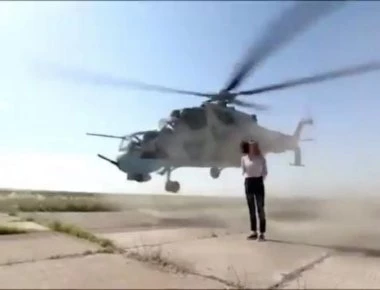 Δημοσιογράφος γλιτώνει το θάνατο από ελικόπτερο την τελευταία στιγμή (βίντεο)